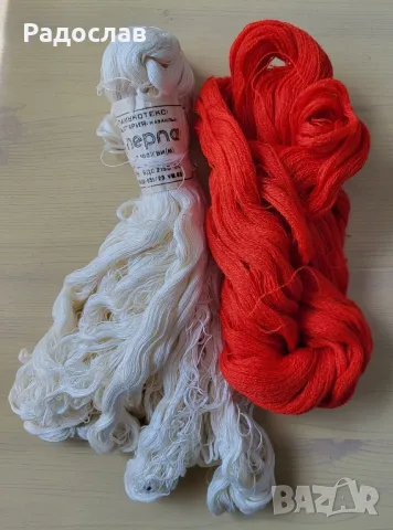 Продавам прежда бяла  и червена 200 г за плетки или мартеници , снимка 1