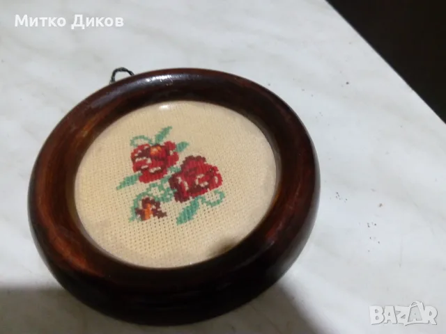 Малък гоблен роза ръчна изработка в рамка фи 11см и вътре 7.5см