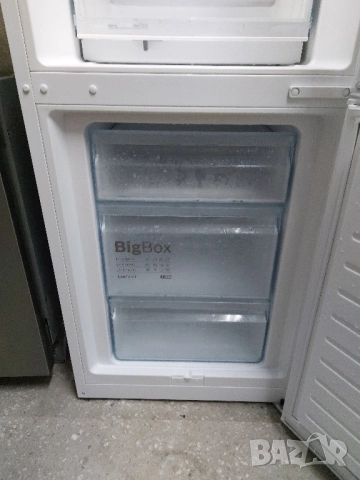 Хладилник с фризер Bosch, снимка 4 - Хладилници - 52393558