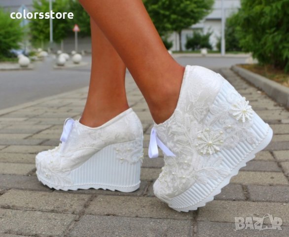 Обувки на платформа - бели - 710-11