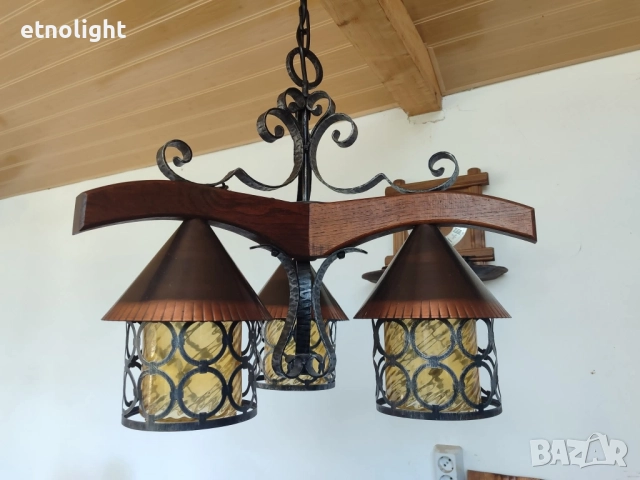 Красив полилей съчетание от дърво, метални капаци в меден цвят, ковано желязо и стъкленици 