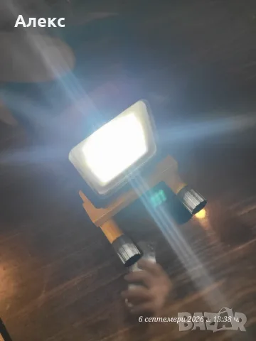 LED прожектор (работна лампа) върху жълта метална стойка. , снимка 3 - Прожектори - 55969970