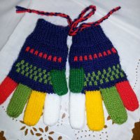 Ръчно плетени сувенирни вълнени детски ръкавички, снимка 2 - Шапки, шалове и ръкавици - 34229572