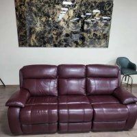 Кожен диван тройка цвят бордо с електрически релаксиращ механизъм, снимка 3 - Дивани и мека мебел - 42486554