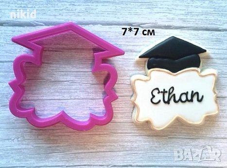 Тога с рамка табела надпис завършване бал абитуриент абсолвенти пластмасов резец форма за фондан тес, снимка 1