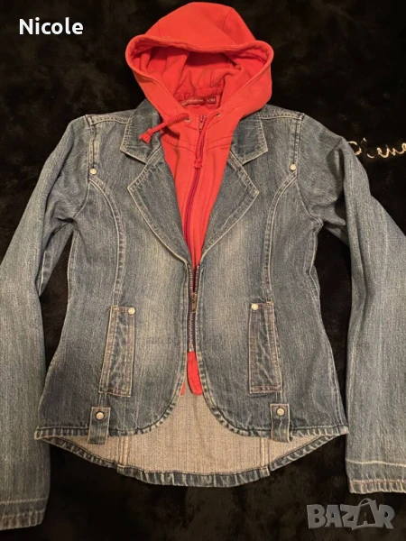 Дънково сако с памучна червена качулка, снимка 1