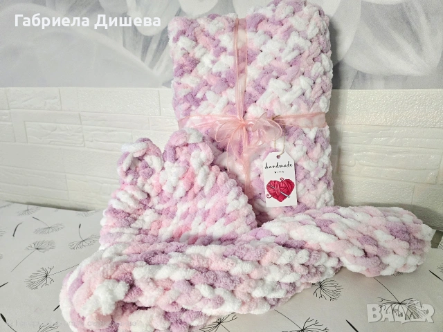 Ръчно плетени одеалца, шапки и шалове.