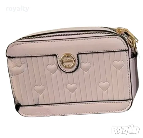 Стилна дамска чанта с релефни сърца и златисти акценти, снимка 5 - Чанти - 49003423