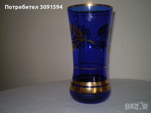 Ретро синя стъклена ваза с златни орнаменти