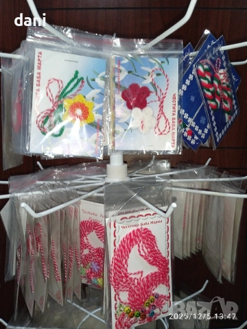 Микс от 700 мартеници с подарък стелаж , снимка 7 - Други - 52674563