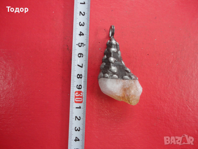 Камък минерал друза в обков 