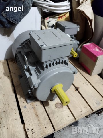  Трифазни Електродвигатели , снимка 2 - Електродвигатели - 39190801