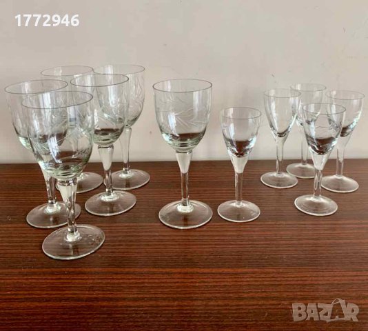 Кристални гравирани чаши на столче, снимка 1 - Чаши - 37487263
