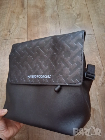 Дамска раничка Alviero Rodriguez  LUX ESSENTIAL LINE BLACK, снимка 2 - Раници - 53776227