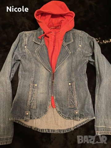 Дънково сако с памучна червена качулка