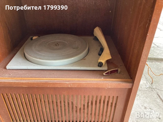 Продавам ретро радио грамофонен шкаф за редтавриране, снимка 2 - Антикварни и старинни предмети - 50905526