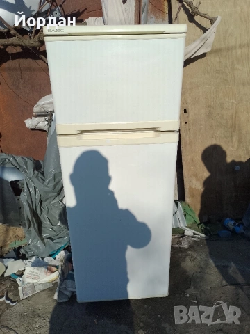 Хладилник с фризер.