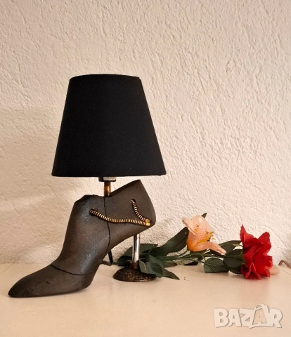 Настолна лампа „Zip Heels“ – когато модата среща светлината, снимка 2 - Настолни лампи - 53638268