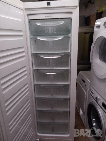 Огромен вертикален фризер Liebherr с 8 чекмеджета и две години гаранция!, снимка 3 - Фризери - 53003145