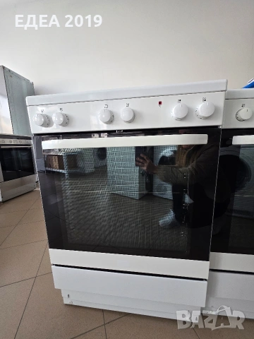 Свободностояща печка с керамични котлони Voss