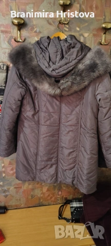 Дамско зимно яке/пухенка с качулка и пух – цвят графит/сиво-лилаво (в много добро състояние), снимка 2 - Якета - 53141996