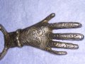 СТАРИННА БОГАТО ОРНАМЕНТИРАНА МЕТАЛНА ПОСРЕБРЕНА РЪКА ТАЛИСМАН ОТВАРАЧКА РЪЧНА РАБОТА УНИКАТ 38720, снимка 17