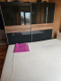 Спалня с двулицев матрак и огромен с плъзгащи врати гардероб, снимка 1