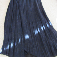 Дамска тъмно синя плисирана пола размер 48, снимка 2 - Поли - 44688718