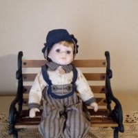 Седящи порцеланови кукли - момче и момиче с пейка, снимка 3 - Кукли - 41621092
