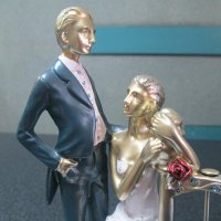 Продавам чисто нова декоративна статуетка на младоженци-много красива, снимка 6 - Колекции - 42238938