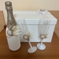Сватбени чаши с бутилка, снимка 1 - Сватбени аксесоари - 44632724
