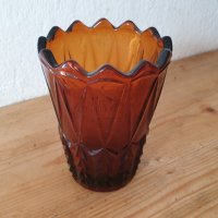Продавам масивна българска ретро стъклена ваза цвят кехлибар от дебело стъкло с релефи, снимка 3 - Вази - 39764406