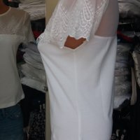 УНИКАЛНО КРАСИВА бяла блуза с тюл бродиран бордюр при бюста и ръкавите , снимка 4 - Тениски - 42110371