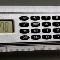 Настолен калкулатор с 2 линийки в инчове и в сантиметри, снимка 1 - Друга електроника - 39265019