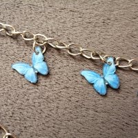 Кожена малка дамска чанта с верижка синджир с висулки пеперуди в син и сребрист цвят , снимка 13 - Чанти - 41772054
