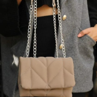 Дамска ватирана чанта в бежов цвят с клъч затваряне и дълга дръжка тип синджир, снимка 2 - Чанти - 44776959