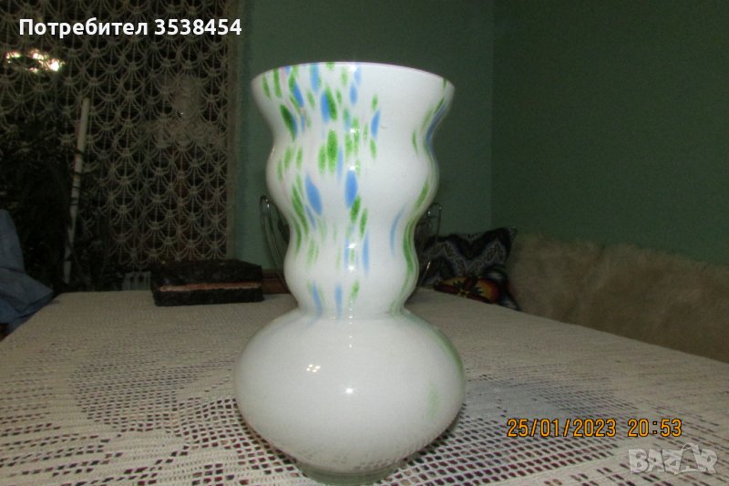 Стъклена бяла ваза, снимка 1