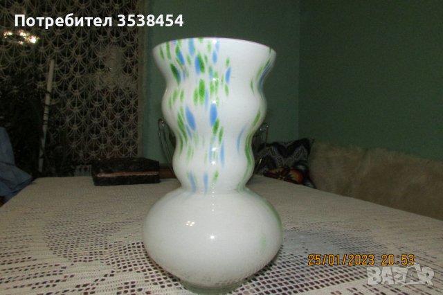 Стъклена бяла ваза, снимка 1 - Вази - 39436218