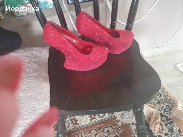Здравейте, продавам червени дамски обувки , снимка 4 - Дамски ежедневни обувки - 48165290