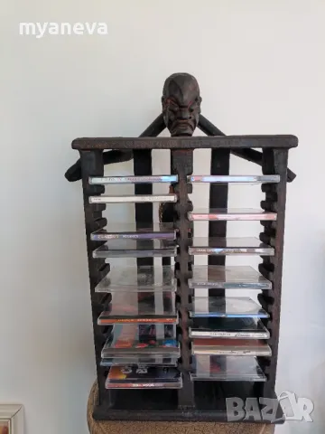 Шкаф за 26 бр. музикални дискове. Ръчно изработена дърворезба на шаман . , снимка 11 - Шкафове - 48854517