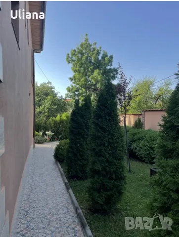 Продава се масивна санирана къща с панорамна тераса, гараж и прекрасно озеленен двор, снимка 3 - Къщи - 55972789