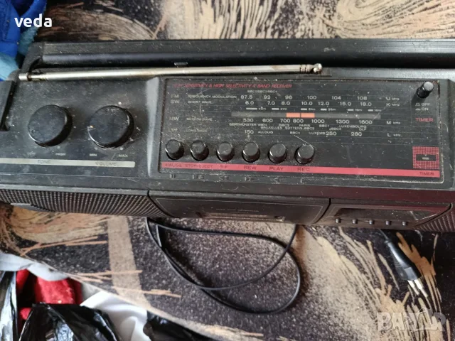 Радиокасетофон HITACHI model TRK - 650 EII, снимка 4 - Радиокасетофони, транзистори - 55882335