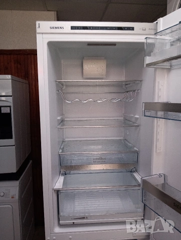 Комбиниран хладилник с фризер Сименс Siemens с две години гаранция!, снимка 5 - Хладилници - 53652487