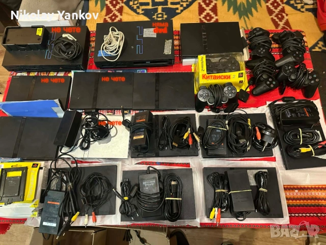 Лот PlayStation 2 с джойстици, мемори карти и резервни части