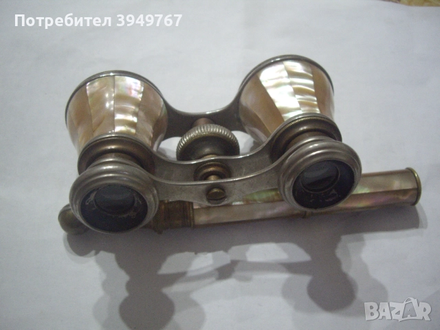 Стар театрален бинокъл със седеф.