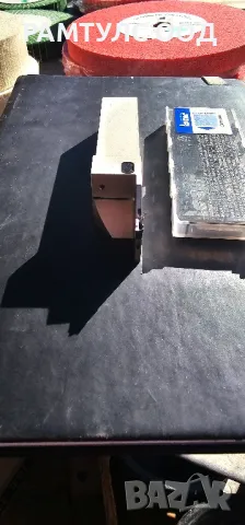 Стругарски нож за рязане със охлаждане 20х20 за 3мм пластина