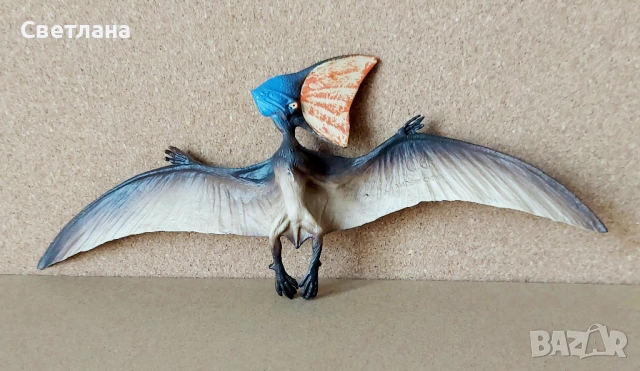 1. Фигурка на птерозавър и птеранодон, размери В8см × Ш14см