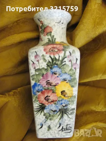 Авторска порцеланова ваза ,ръчно рисувана, подпис