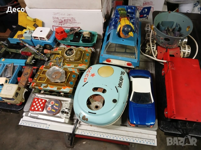 Стари играчки за части.