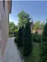 Продава се масивна санирана къща с панорамна тераса, гараж и прекрасно озеленен двор, снимка 3